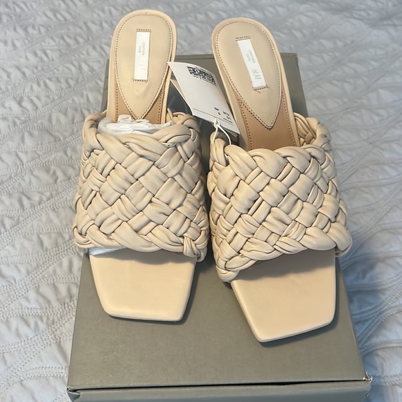 NWT leather sandals MAKE AN OFFER - Picture 3 of 5